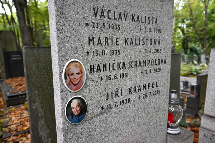 S uložením jeho urny do rodinného hrobu souhlasila sestra Krampolové Marie Kottová.