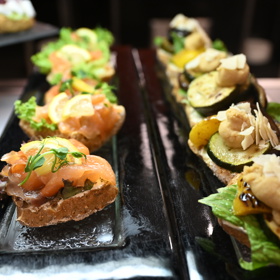 Občerstvení ve volebním štábu SPOLU.