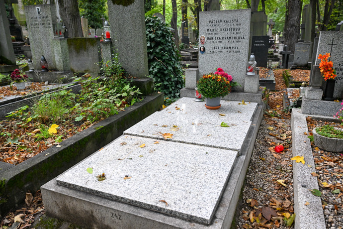 Hrob Jiřího Krampola je na pražských Olšanech.