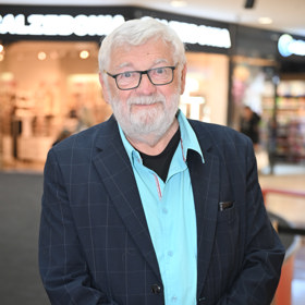 Josef Klíma je novinář a spisovatel.