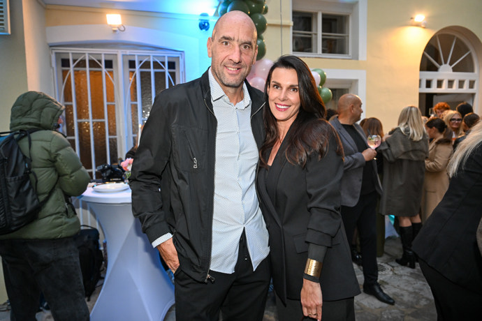 Jan Koller dorazil po boku partnerky.