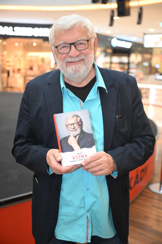 Josef Klíma se svou novou knihou.