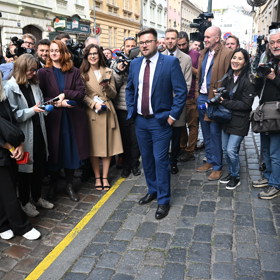 Mluvčí s novináři před štábem SPOLU.