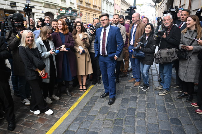 Mluvčí s novináři před štábem SPOLU.