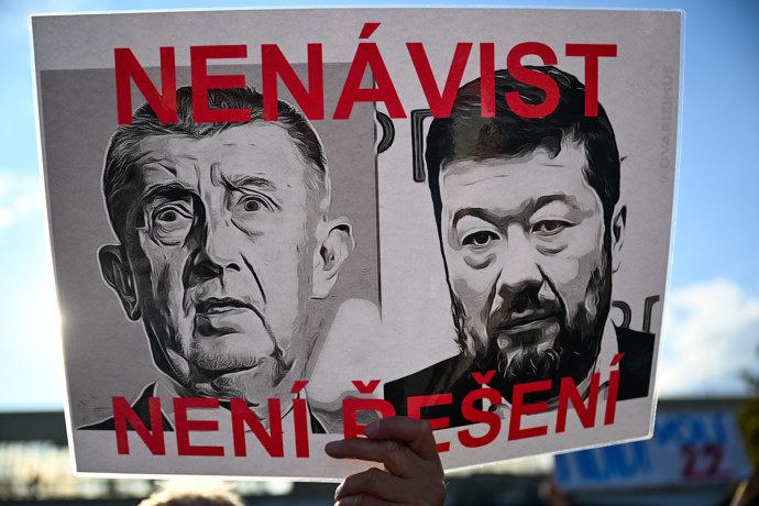 Protestující s transparenty na mítinku hnutí ANO.