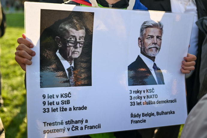 Protestující na mítinku hnutí ANO v Praze.