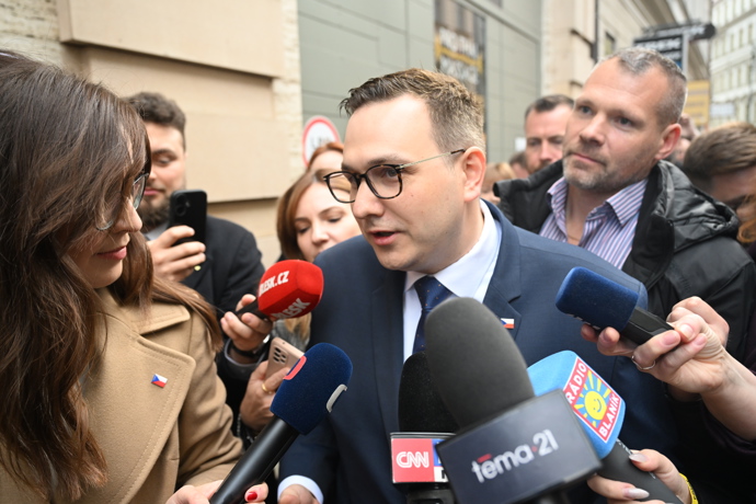 Jan Lipavský mezi novináři.