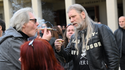 FOTO: Na pohřbu Jana Šatry se zapálil joint.