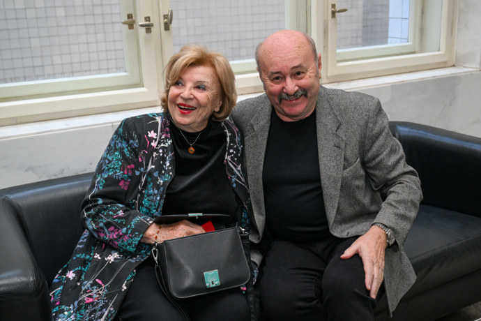 Na každém kroku ji doprovází milovaný manžel Jaroslav. 