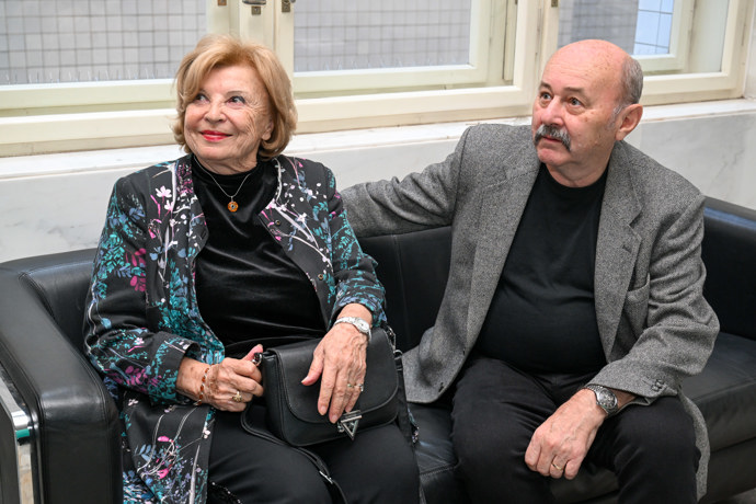 Ve volném čase chodí manželé rádi plavat. 