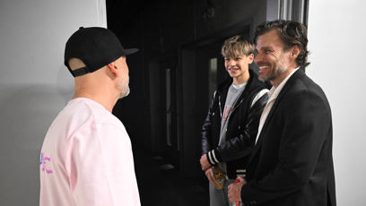 FOTO: Leoš Mareš přivezl syna.