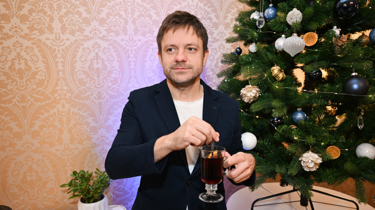 Herec a režisér Jiří Mádl  na tiskové konferenci České televize.