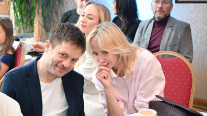 FOTO: Herečtí kolegové si šeptali.