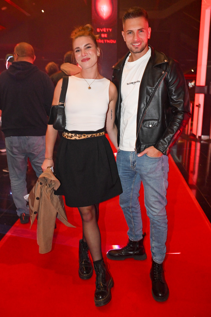 Žaneta Skružná ze stejné reality show zastrčila bílé tričko do černé košile a na sociálních sítích se pochlubila, že v kině potkala svého trenéra z fitka. 