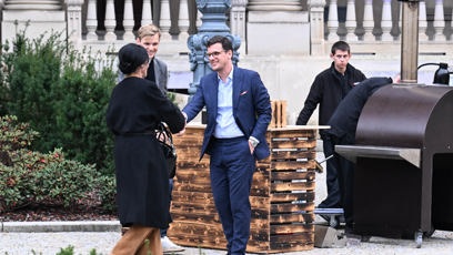 FOTO: Jan Fischer mladší podává ruku Libuši Šmuclerové.