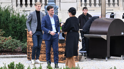 FOTO: Jan Fischer mladší vítá Libuši Šmuclerovou.