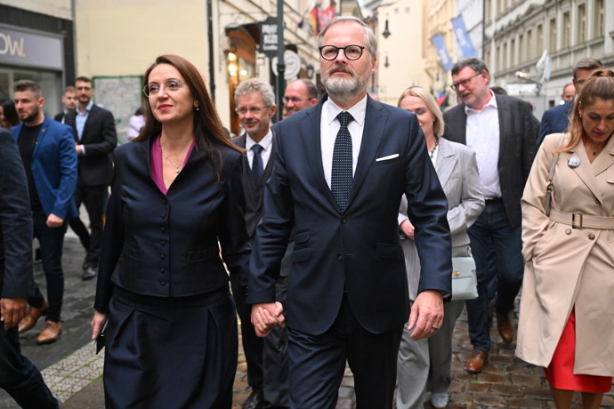 Petra Fialu ve štábu Spolu podpořila manželka Jana Fialová. 