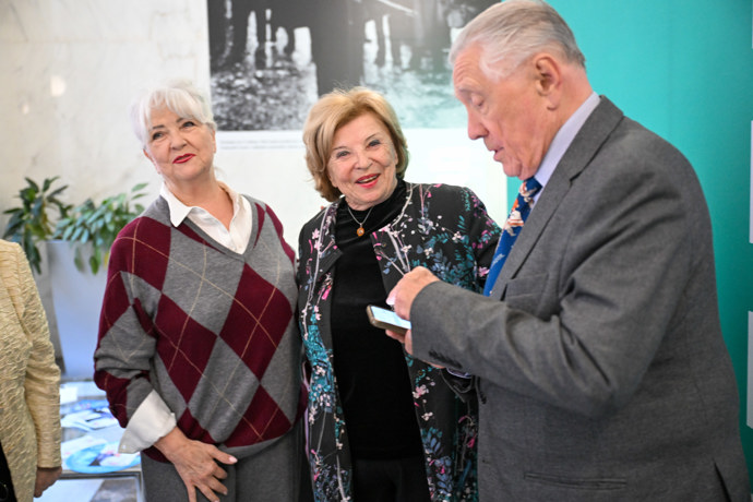 Carmen Mayerová, Libuše Švormová a Petr Kostka.