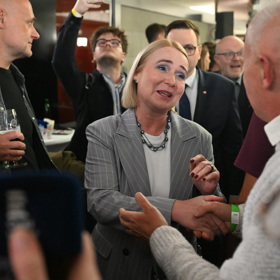 Jana Černochová přijímá gratulace ke znovuzvolení do Sněmovny.
