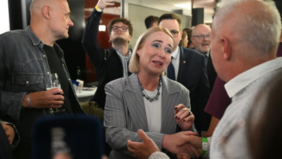 FOTO: Jana Černochová přijímá gratulace ke znovuzvolení do Sněmovny.