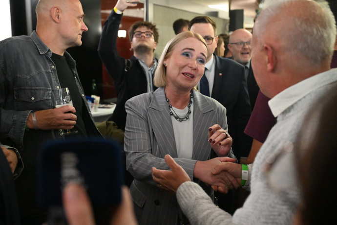 Jana Černochová přijímá gratulace ke znovuzvolení do Sněmovny.