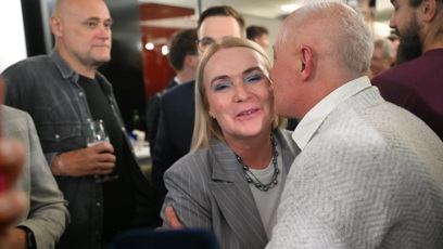 FOTO: Jana Černochová přijímá gratulace ke znovuzvolení do Sněmovny.