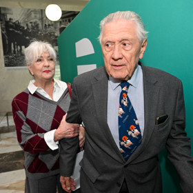 Carmen Mayerová se svého muže pevně držela. 