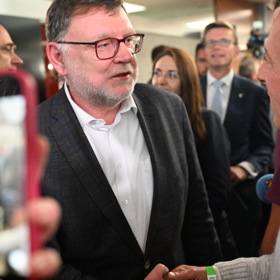 Zbyněk Stanjura ve volebním štábu SPOLU.