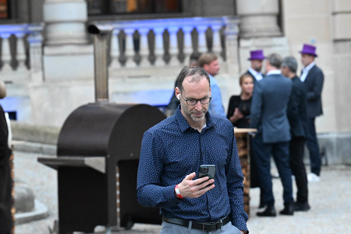 Petr Čech se více věnoval telefonu než samotné akci.