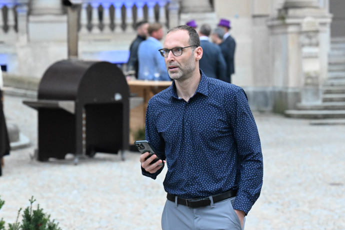 Zatímco ostatní hosté debatovali, on se držel stranou.