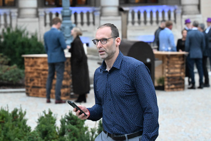 Čech většinu času trávil s mobilem v ruce.