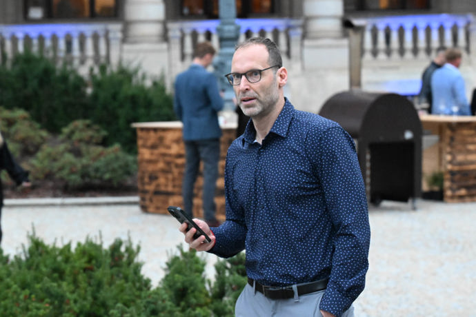 Několik minut se věnoval videohovoru, úplně mimo dění akce.