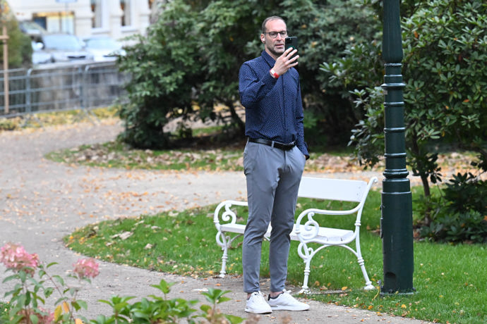 Jeho tvář zdobilo lehké strniště a několik hlubších vrásek.
