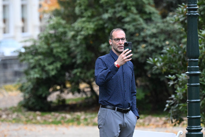 Na mobilu vedl videohovor.