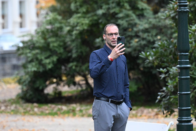 Místo společenského small talku volil ticho a soukromí.