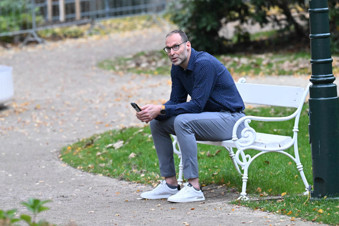 Ze záběrů je patrné, že si s někým dlouze povídal přes videohovor.