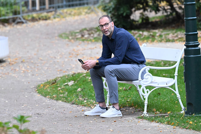 Vypadal, jako by ho přítomnost davu spíš unavovala.