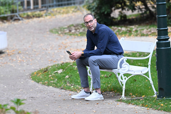 Po celou dobu se držel mimo světla reflektorů.