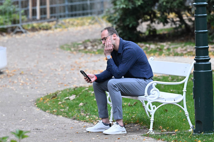 Skloněná hlava a soustředěný pohled – typický obraz večera.