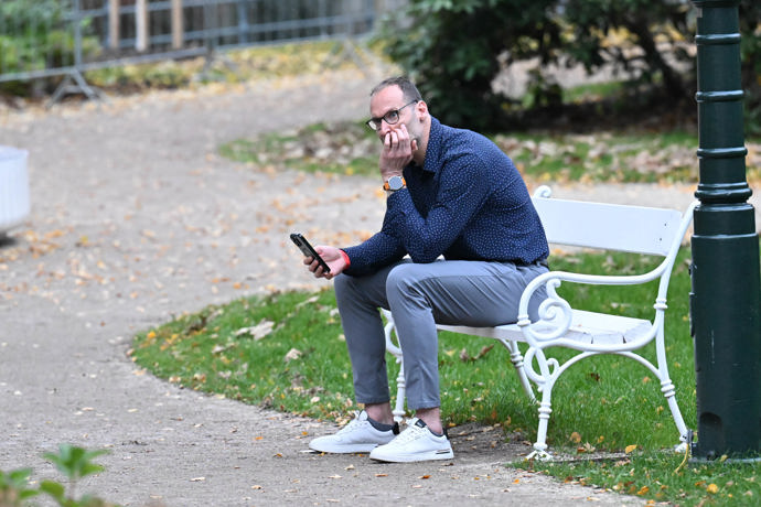 Nepůsobil jako muž, který má chuť se společensky bavit.