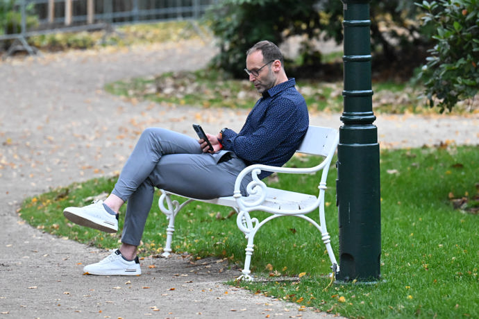 Posedával v parku opodál.