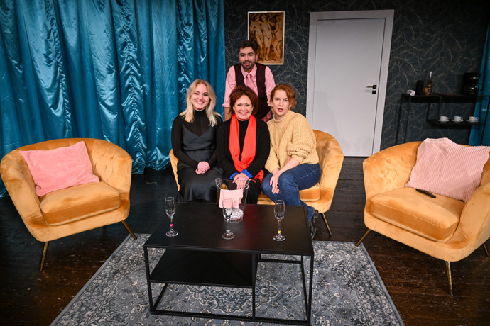 Anna Fixová a Ilona Svobodová na jevišti Divadla Járy Cimrmana.