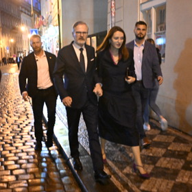 Petr Fiala odcházel ze štábu SPOLU s manželkou Janou.