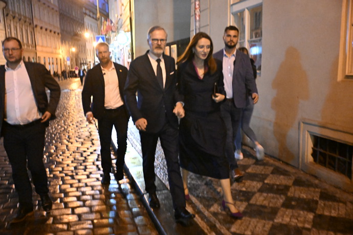 Petr Fiala odcházel ze štábu SPOLU s manželkou Janou.