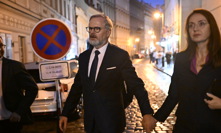 Skleslý odchod poraženého Fialy: Premiér s manželkou se ze štábu vytratili jako pára nad hrncem 
