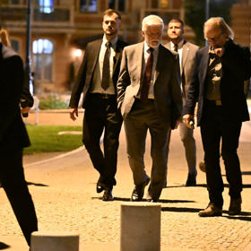 Petr Pavel si dal procházku do hotelu.