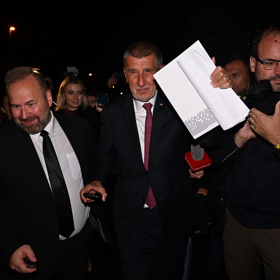 Andrej Babiš míří na tajné jednání.