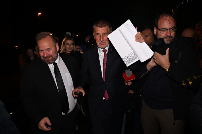 Andrej Babiš míří na tajné jednání.