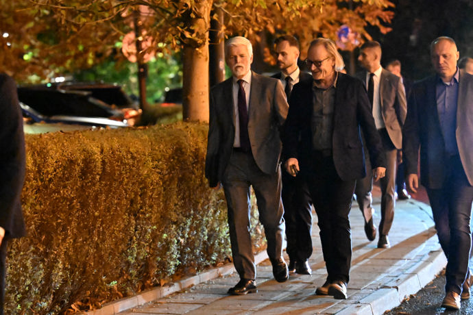 Petr Pavel na vycházce po Varech.