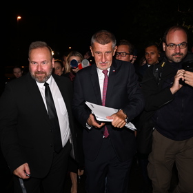 Andrej Babiš spěchá do Průhonic. 